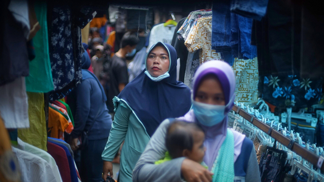Antusiasme warga Palembang berburu baju lebaran, Senin (3/5) Foto: ary priyanto/Urban Id