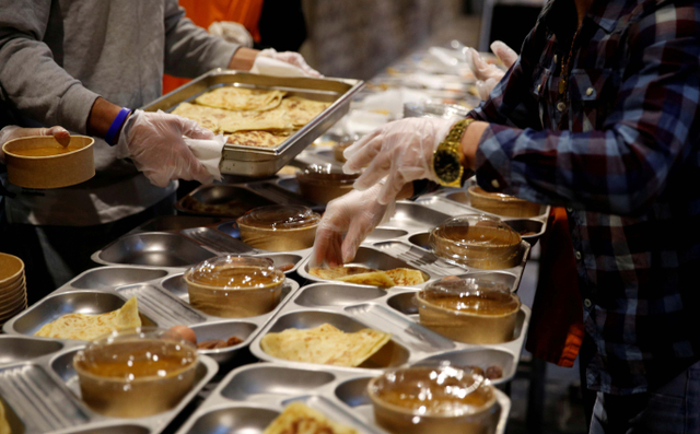 Menu buka puasa di biara gereja Santa Anna, Barcelona, Spanyol. Foto: Albert Gea/Reuters