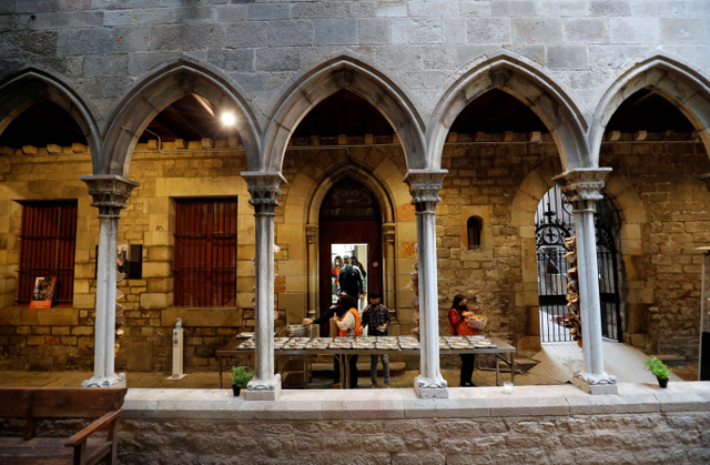 Saat Pintu Gereja Barcelona Terbuka bagi Umat Muslim Berbuka Puasa (129138)