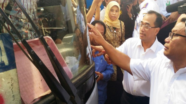Menteri Perhubungan Budi Karya Sumadi (dua kanan) melihat stiker pada salah satu bus di Terminal Purabaya Surabaya Foto: Antara