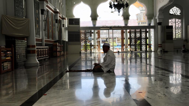 Warga melaksanakan salat di Masjid Raya Baiturrahman, Banda Aceh. Foto: Suparta/acehkini  