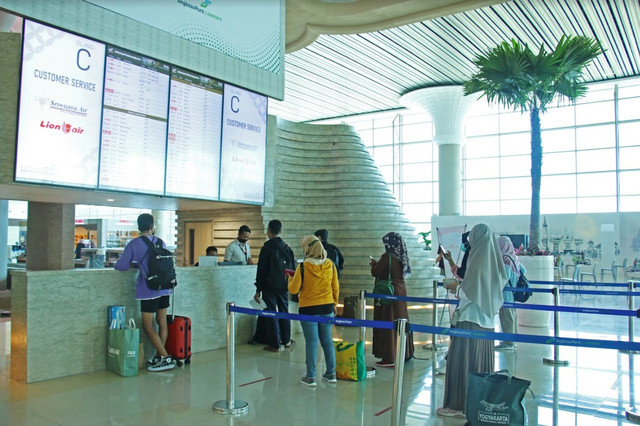 Calon penumpang sedang bertanya kepada Petugas Customer Service maskapai di Bandara Internasional Yogyakarta-Kulon Progo Foto: Dok. AP I