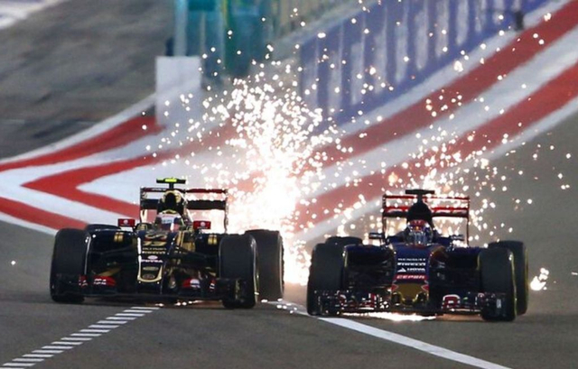 Formula 1 bagian belakang mengeluarkan kembang api percikan api. Foto: thesportsrush.com