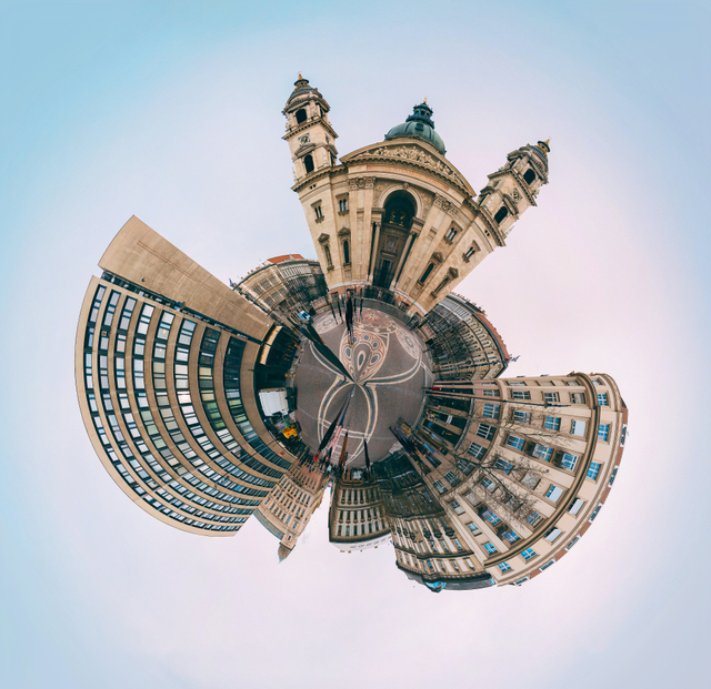 Szent István Bazilika, Budapest, Hungary dalam satu gambar menggunakan kamera 360°. Gambar: Elio Santos on Unsplash