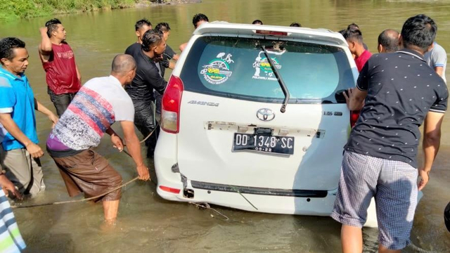 Warga mengevakuasi sebuah mobil yang terjun ke sungai di Mamasa. Foto: Dok. Istimewa