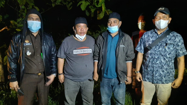 Tim Tabur Kejati Sulbar menangkap terpidana Abidin (ketiga dari kiri), DPO dalam kasus kredit fiktif Rp 41 miliar di Bank Sulselbar Cabang Pasangkayu. Foto: Dok. Kejati Sulbar