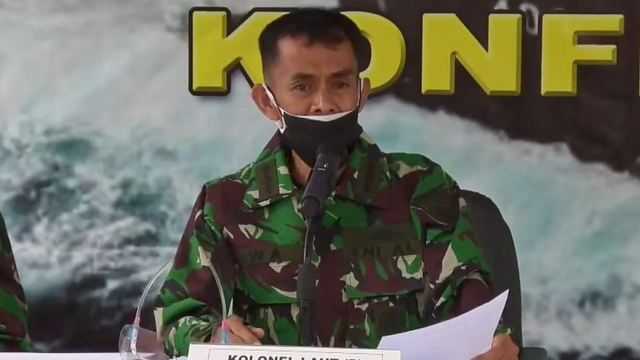 Komandan Kapal Selam Kolonel Iwa memberikan keterangan pers terkait KRI Nanggala-402. Foto: Youtube/TNI ANGKATAN LAUT