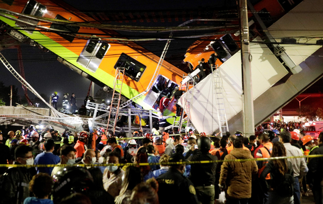 Tim penyelamat berusaha mengevakuasi korban runtuhnya jembatan layang untuk metro di stasiun Olivos, Mexico City, Meksiko. Foto: Luis Cortes/Reuters