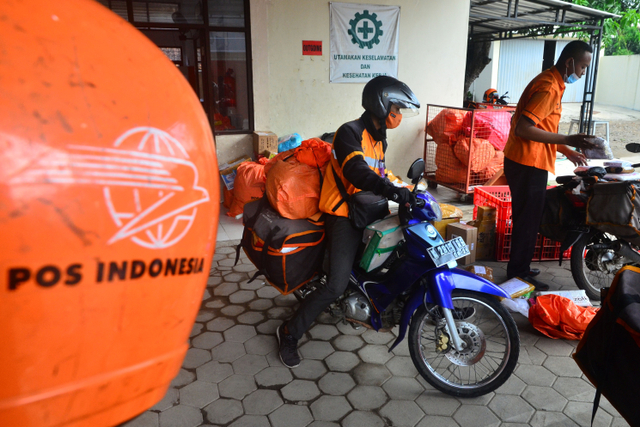 Pegawai PT Pos Indonesia (Persero) bersiap mengantarkan paket barang di Kantor Pos Kudus, Jawa Tengah, Selasa (4/5).  Foto: Yusuf Nugroho/ANTARA FOTO