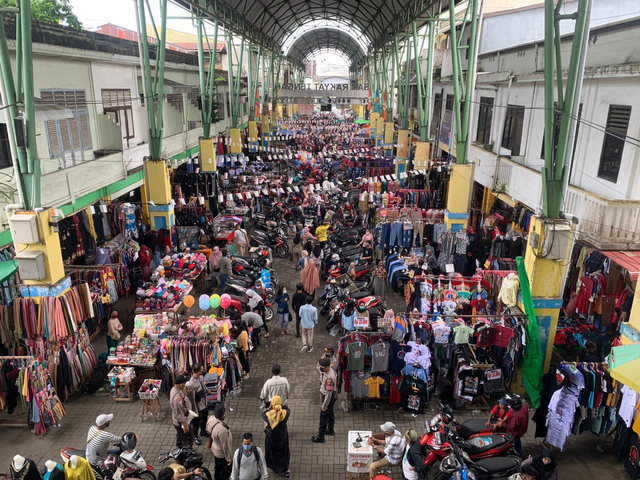 Aktivitas warga di Pasar Tengah Pontianak. Foto: Teri/Hi!Pontianak