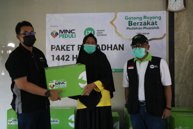 Havid selaku Head CSR MNC Peduli (kiri) dan Wildhan Dewayana selaku Direktur Utama IZI (kanan).
