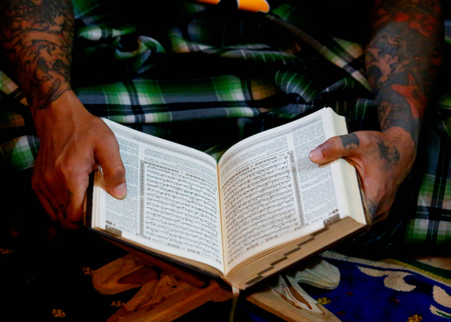 Para santri membaca Al-Quran di Pondok Pesantren 'Tasawuf Underground' di Tangerang Selatan, Sabtu (10/4/2021). Foto: Ajeng Dinar Ulfiana/Reuters