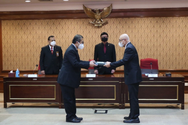 Kepala Badan Kepegawaian Negara (BKN) Bima Haria Wibisana (kanan) menyerahkan hasil Asesmen Tes TWK Pegawai KPK di Kantor Kementerian PANRB, Selasa (27/4). Foto: Dok. KemenPAN RB