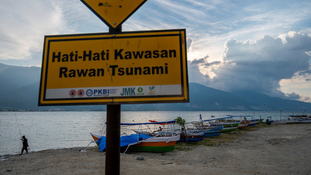 Peringatan rawan tsunami di dekat tambatan perahu di Pantai Teluk Palu, Sulawesi Tengah. Foto: Basri Marzuki/ANTARA FOTO