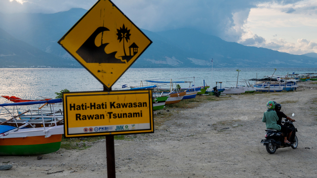 Peringatan rawan tsunami di dekat tambatan perahu di Pantai Teluk Palu, Sulawesi Tengah. Foto: Basri Marzuki/ANTARA FOTO