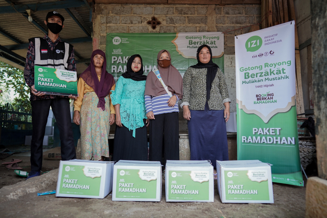 Akses Terjal di Perbukitan, IZI Salurkan Paket Ramadhan ke Kampung Bojong Honje