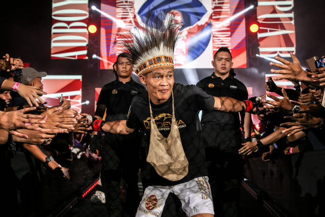 Aksi Adrian "Papua Badboy" saat memasuki arena dalam sebuah laga di ONE Championship. Photo: ONE Championship