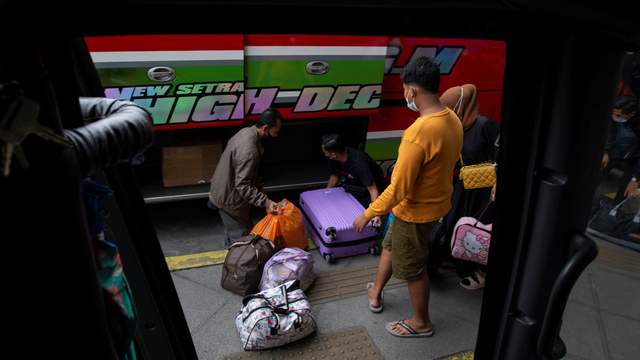 Persiapan Larangan Mudik di Terminal Pulogebang: Bus Berstiker, SIKM, GeNose (42204)