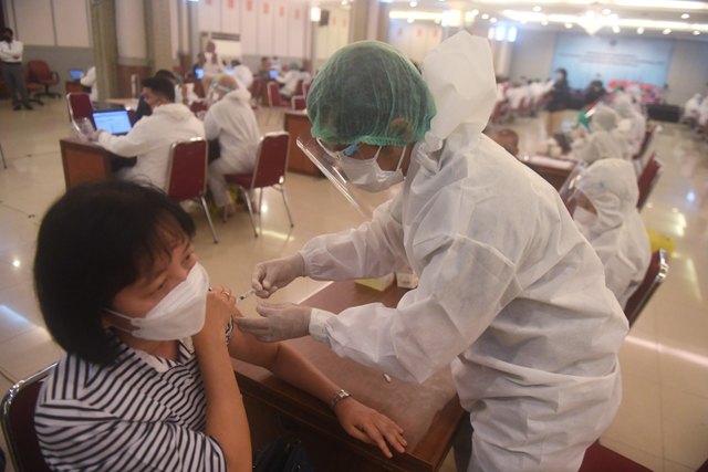 Tenaga medis menyuntikkan vaksin kepada buruh dan pekerja di Jakarta, Selasa (4/5).  Foto: Akbar Nugroho Gumay/ANTARA FOTO