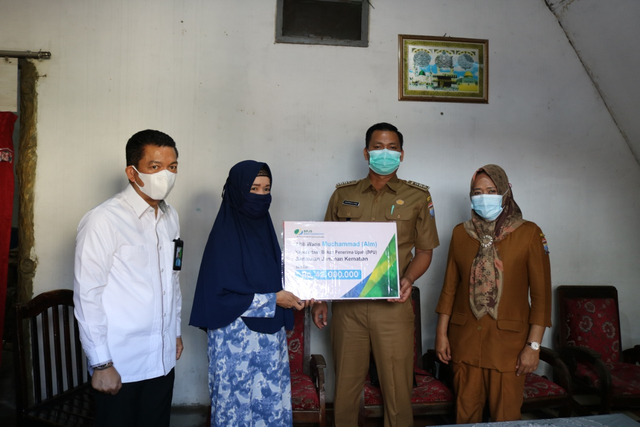 BPJamsostek Salurkan Santunan ke Ahli Waris Ojol di Palembang (107493)