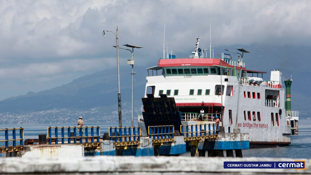 Kapal Ferry yang berlabuh di pelabuhan Sofifi, Maluku Utara. Foto: Gustam Jambu/cermat