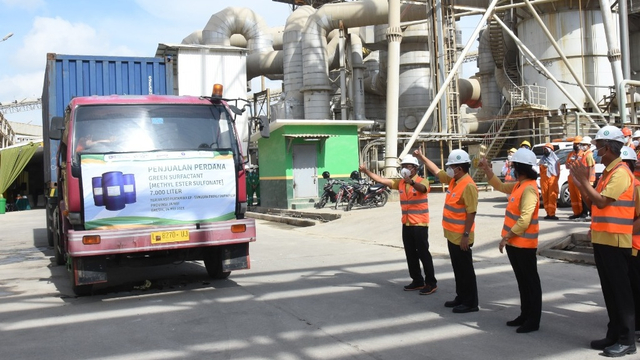 Pelepasan perdana truk pengirim 7.000 liter Green Surfactant oleh Direksi dan Pejabat PG. Foto: Dokumen PG