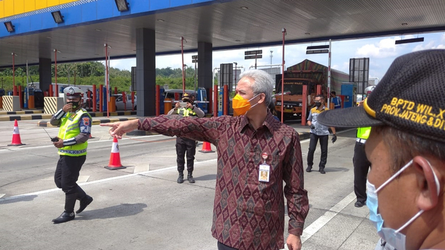 Gubernur Jawa Tengah Ganjar Pranowo cek lonjakan arus lalu lintas di Gerbang Tol Kalikangkung, Semarang, Selasa (4/5). Foto: Dok. Istimewa