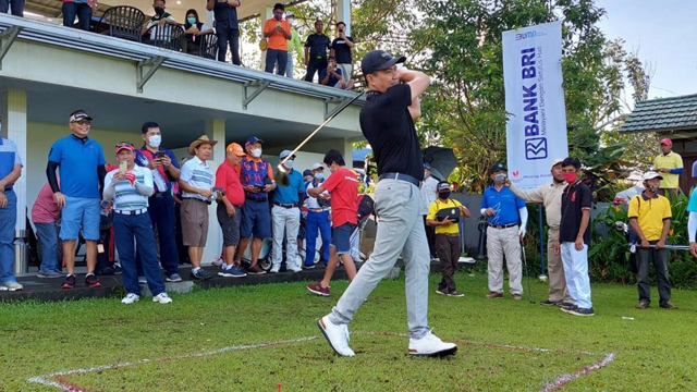 Bupati Minut Joune Ganda memukul bola pertama dalam kegiatan Pre Event Golf Goes To Likupang
