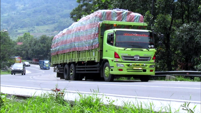 Mudik Dilarang, Sumbar Waspadai Truk Angkutan Barang yang Nekat Bawa Pemudik (210275)