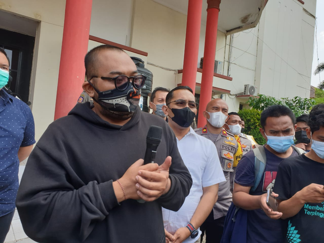 Putu Arimbawa ketika melakukan konferensi pers di Polrestabes Surabaya terkait video viral dirinya.