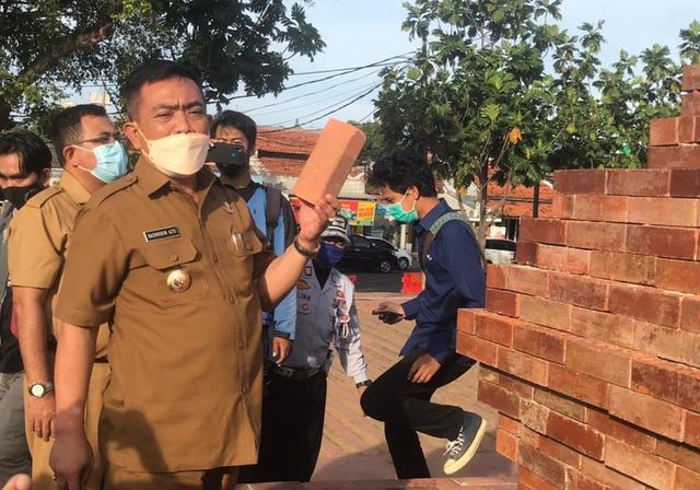 Wali Kota Cirebon Nashrudin Azis meninjau kerusakan di Alun-alun Kejaksan. (Juan)