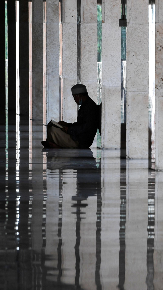 Seorang jamaah membaca Al Quran di Masjid Istiqlal, Jakarta, Selasa (4/5/2021). Foto: Wahyu Putro A/ANTARA FOTO