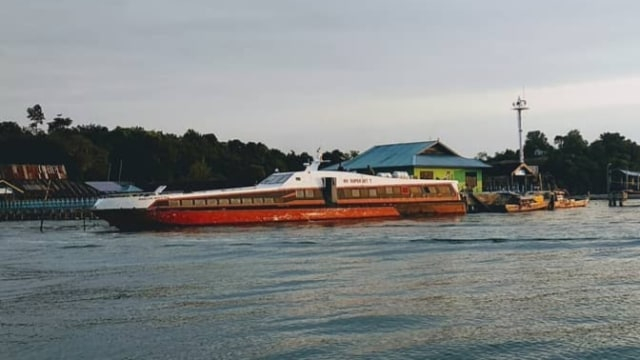 Salah satu kapal di rute Lingga - Tanjungpinang. Foto: Istimewa