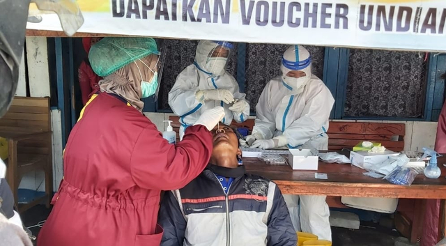 Nelayan di Pelabuhan Pelindo Tegal menjalani tes antigen, Selasa (4/5/2021).