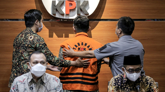 Direktur Pemeriksaan dan Penagihan Direktorat Jenderal Pajak tahun 2016-2019 Angin Prayitno Aji (tengah) digiring petugas untuk mengikuti konferensi pers di Gedung Merah Putih KPK, Jakarta, Selasa (4/5/2021). Foto: Dhemas Reviyanto/ANTARA FOTO