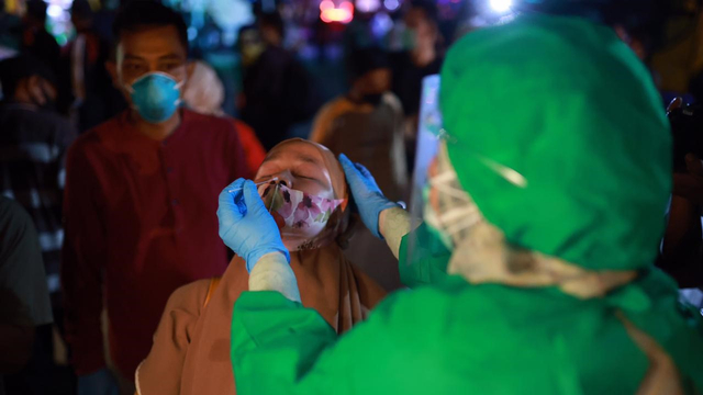 Video: Pemeriksaan Tes Antigen Penumpang Bus di Terminal Batoh, Banda Aceh (100268)