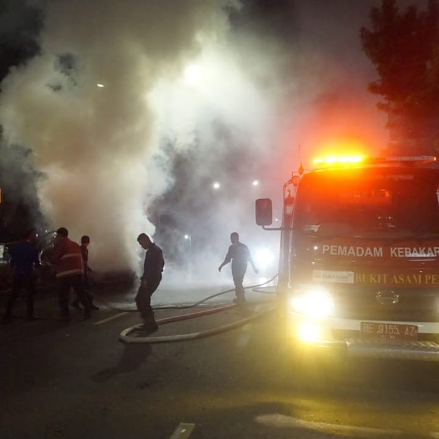 Diduga Alami Korsleting, Mobil Sedan Terbakar di Depan PTPN 7 Bandar Lampung (410498)