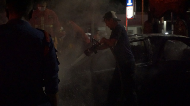 Diduga Alami Korsleting, Mobil Sedan Terbakar di Depan PTPN 7 Bandar Lampung (410499)