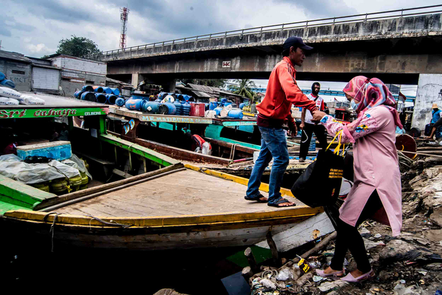 Warga naik ke atas kapal saat akan mudik lebaran ke Muara Gembong (Bekasi) di Pelabuhan Cilincing, Jakarta, Selasa (4/5/2021). Foto: Muhammad Adimaja/ANTARA FOTO