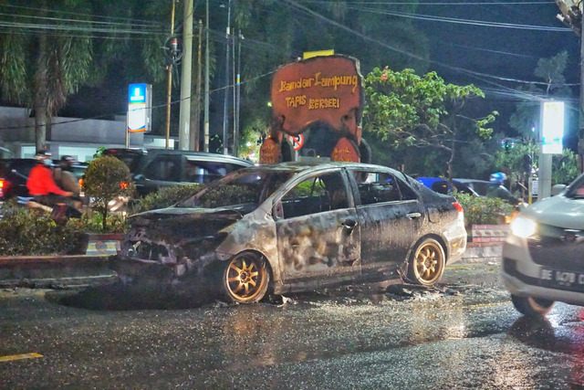 Diduga Alami Korsleting, Mobil Sedan Terbakar di Depan PTPN 7 Bandar Lampung (410501)
