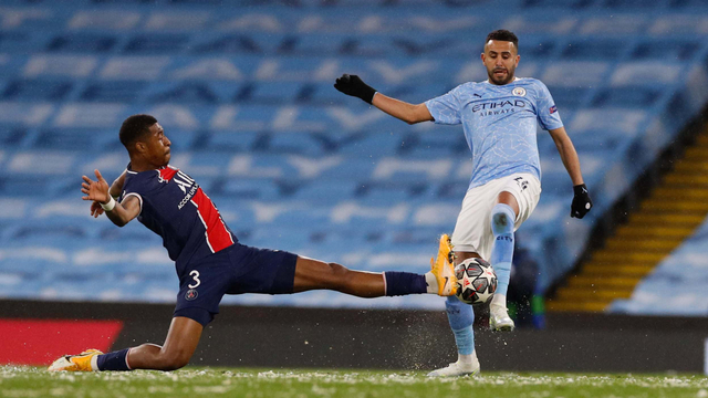 Riyad Mahrez (kanan) di Pertandingan Liga Champions Semifinal Leg Kedua antara Manchester City melawan Paris St Germain di Etihad Stadium, Manchester, Inggris (4/5). Foto: Phil Noble/Reuters