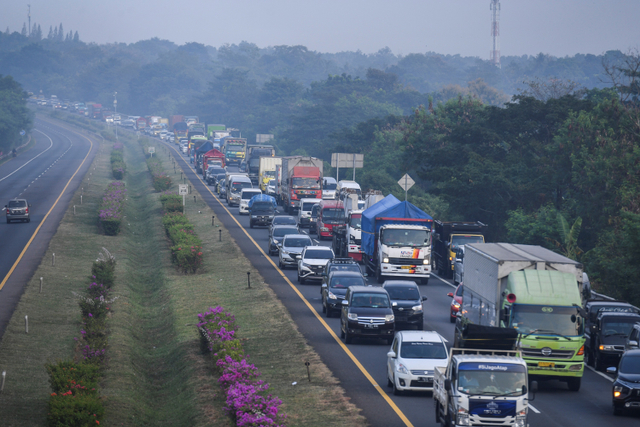 Sejumlah kendaraan memadati ruas Jalan Tol Palimanan-Kanci di Cirebon, Jawa Barat, Rabu (5/5).  Foto: Hafidz Mubarak A/ANTARA FOTO