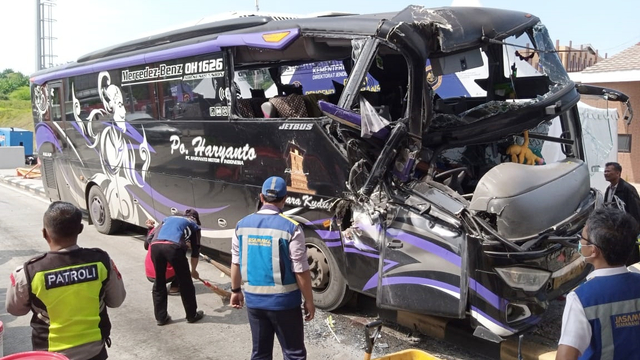 Kecelakaan bus terjadi di Gerbang Tol Kalikangkung, Semarang. Foto: Dok. Istimewa