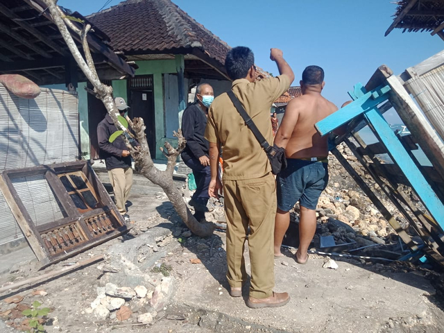 Diterjang Gelombang Tinggi, Sejumlah Rumah di Nusa Penida, Bali, Hancur (185658)