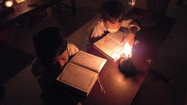 Santri di Pesantren Baitul Mustafa Solo mengaji dengan penerangan lampu minyak dan lilin, Selasa (04/05/2021)