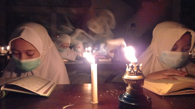 Khusyuk, Tadarus di Bawah Temaram Lampu Minyak (122026)