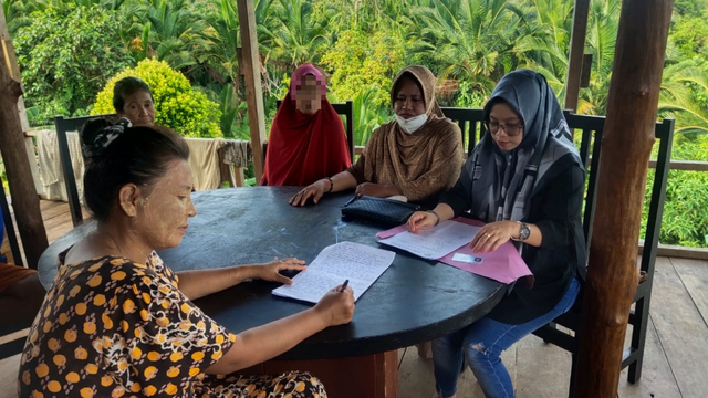 Kabag UPTD PPA Tojo Una-una mendatangi rumah korban dan bertemu dengan orang tua dan korban atas kasus dugaan pelecehan seksual yang dilakukan seorang kakek di Desa Kabalutan, Kecamatan Tatalako, Kabupaten Tojo Una-una, Provinsi Sulawesi Tengah, pada bulan Maret 2021. Foto: Istimewa