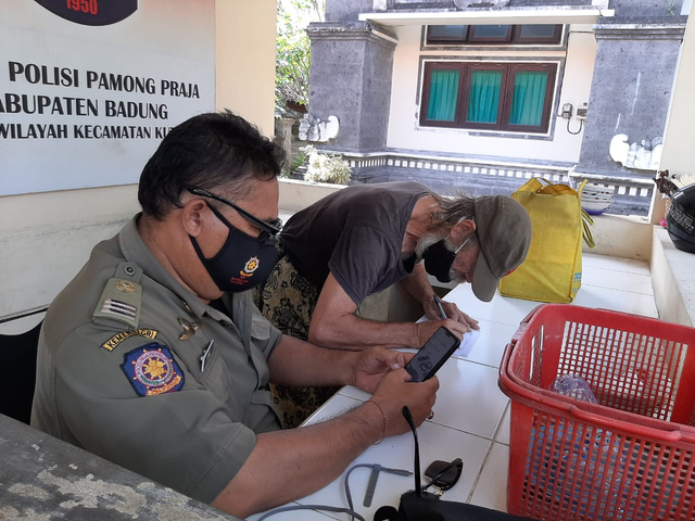 Tidur di Emperan Toko dan Mengemis, Bule Italia Dilaporkan Warga ke Satpol PP (375790)