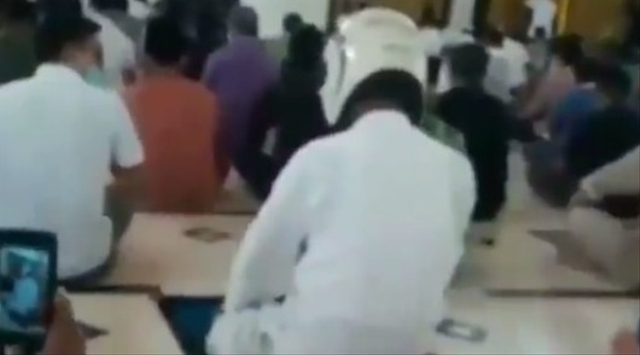Pria Tak Lepas Helm saat Salat Jemaah, Netizen: Ada Tilangan di Masjid? (210939)