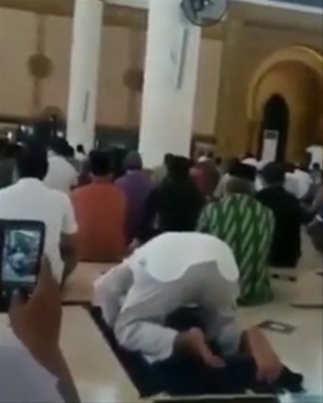 Viral seorang lelaki memakai helm saat menjalan salat di masjid. (Foto: Instagram/@adreii88)